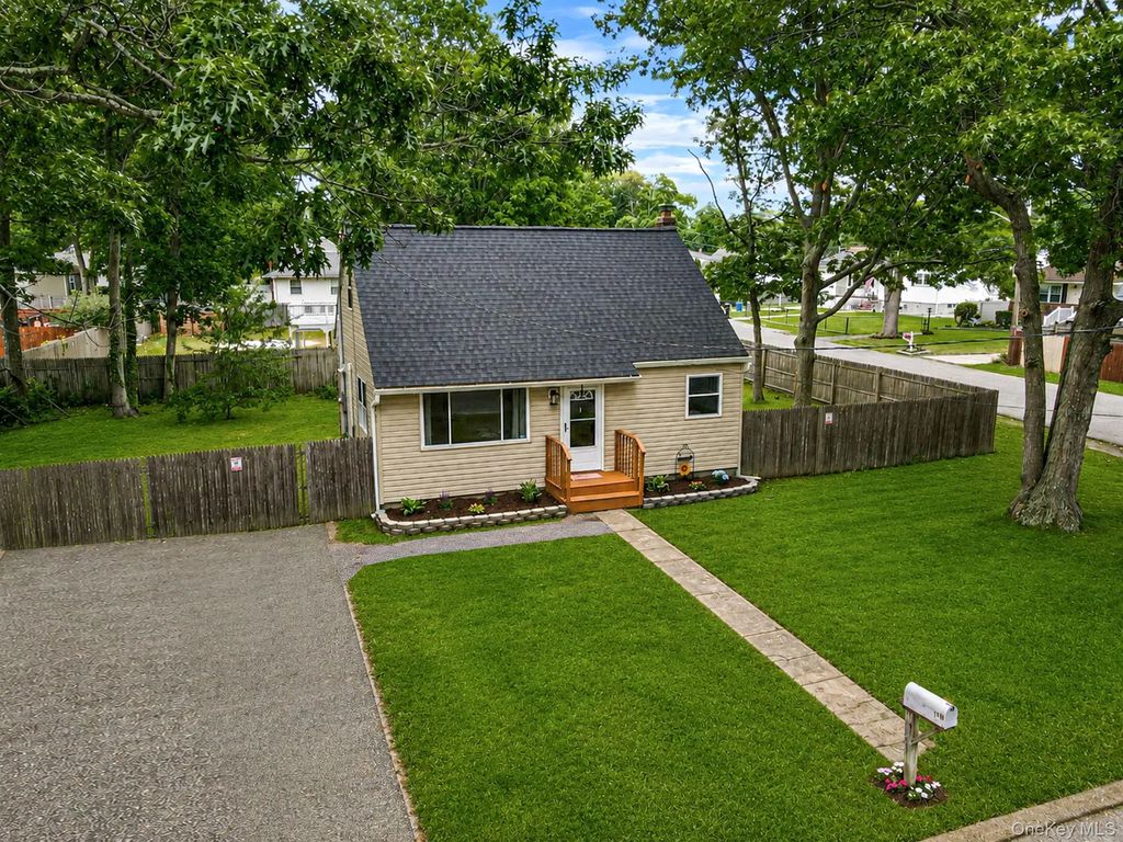 119 Parkwood Drive, Shirley