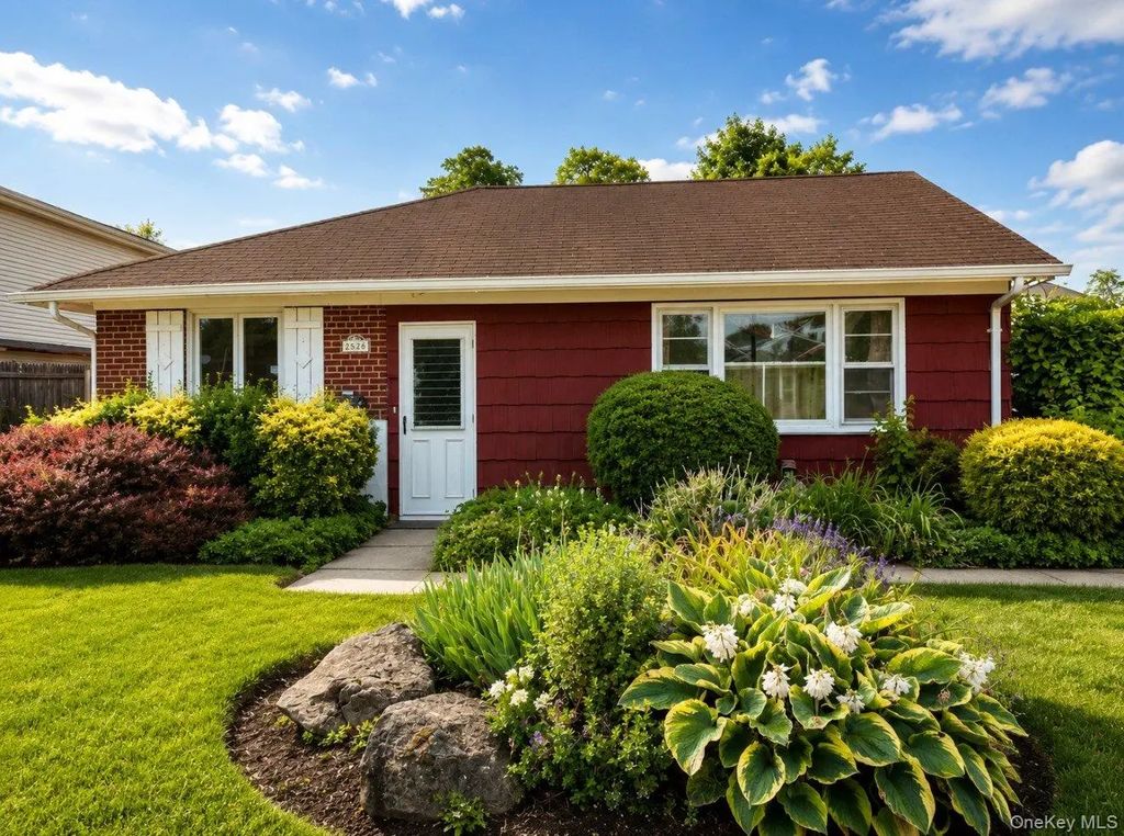 2526 Dogwood Avenue, East Meadow