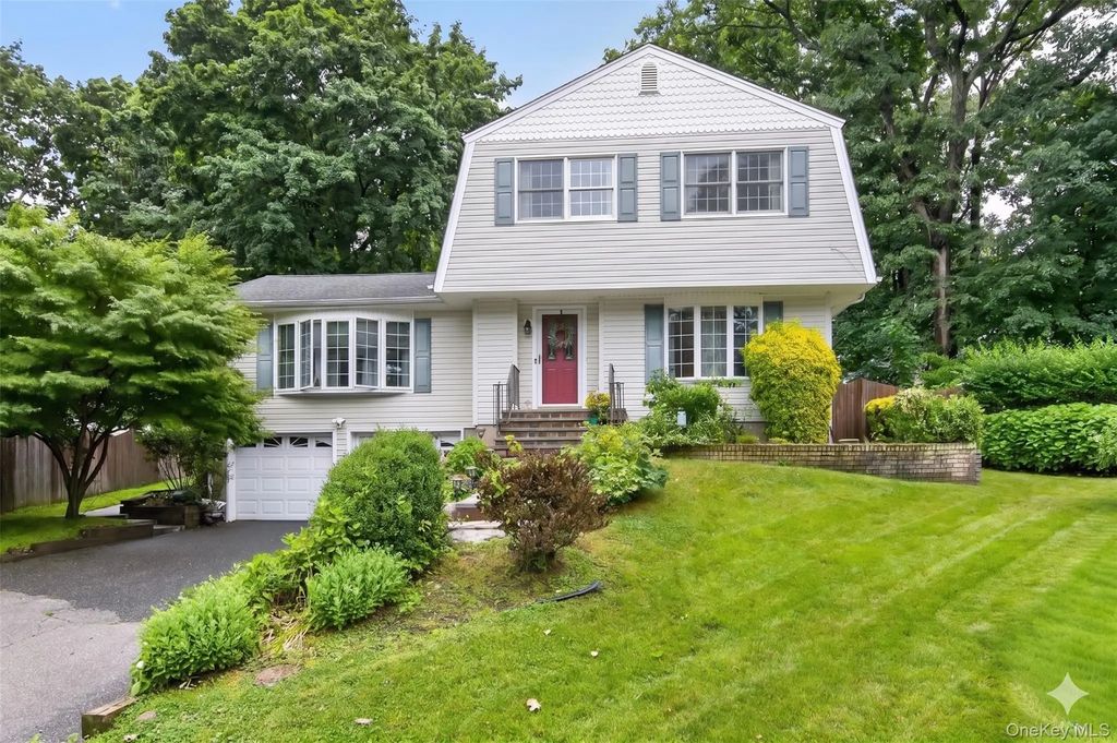 8 Tuscan Court, Huntington