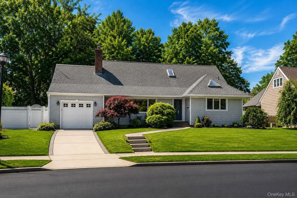 2184 Seneca Drive S, Merrick