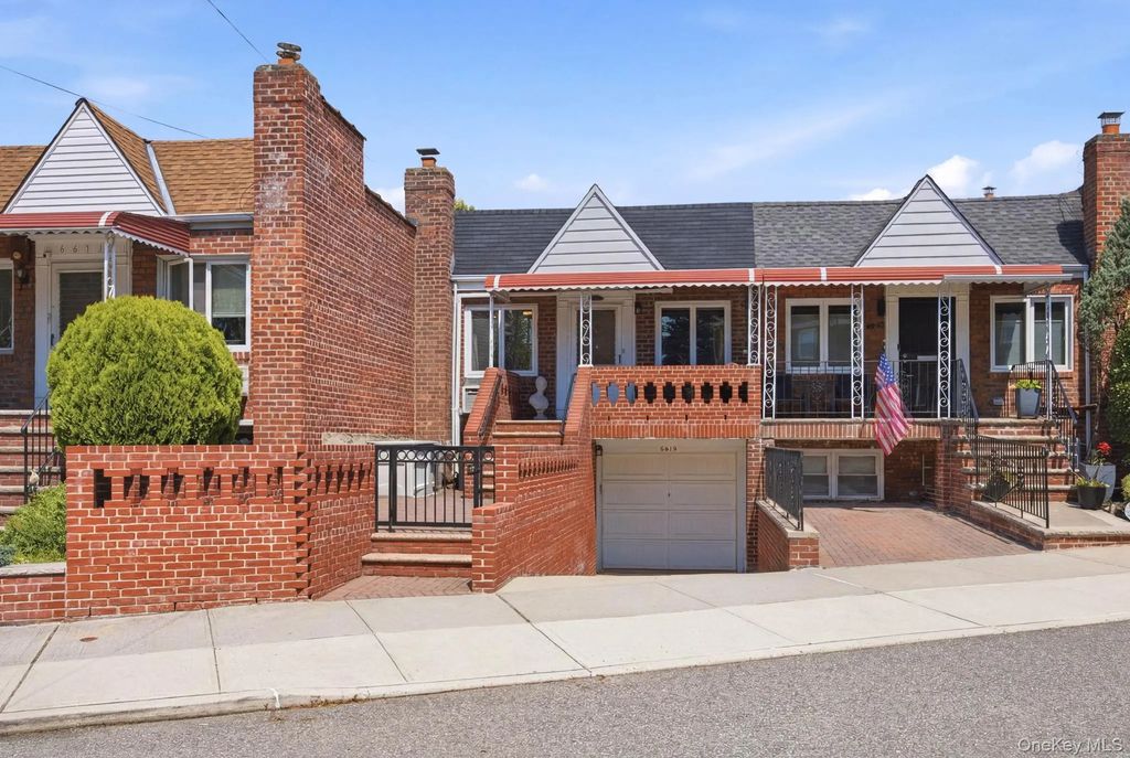 66-15 Gray Street, Middle Village