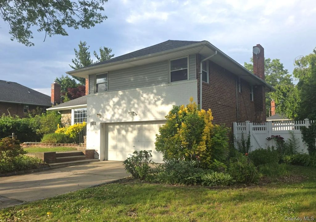 172 Evergreen Drive, Westbury