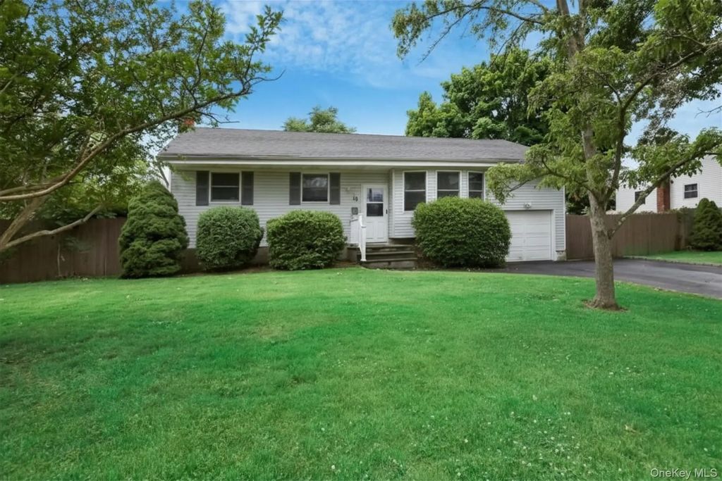 10 Brian Drive, East Islip