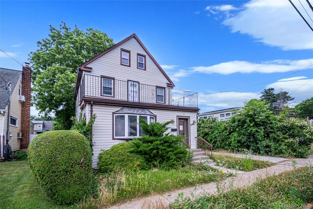 338 California Avenue, Uniondale