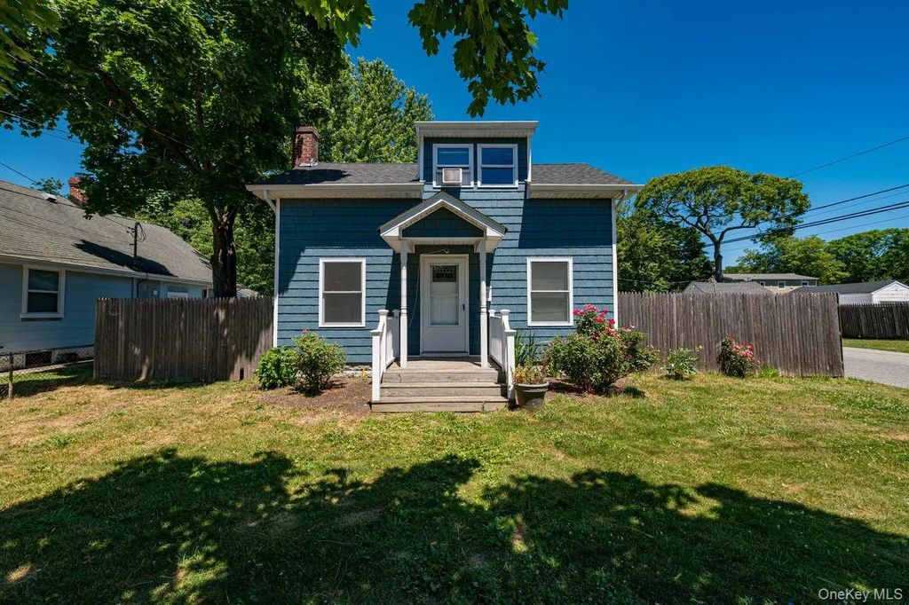 35 Oakland Avenue, Port Jefferson