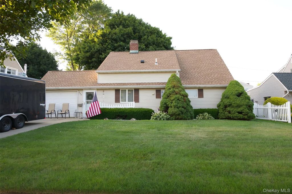 245 Sprucewood Drive, Levittown
