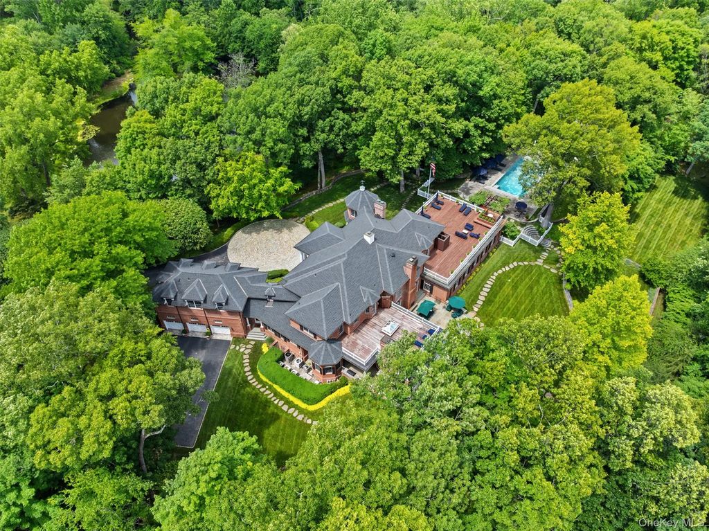 24 Trails End, Chappaqua