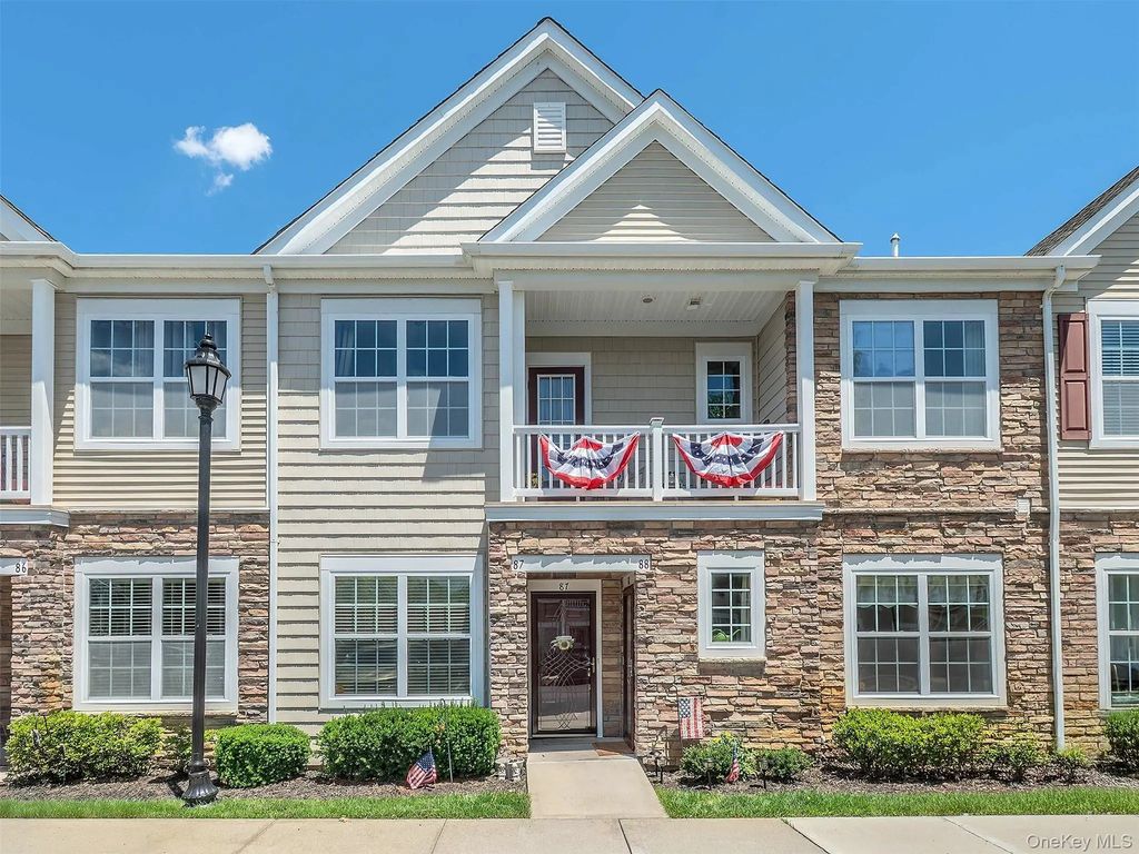 87 Paget Lane, Massapequa