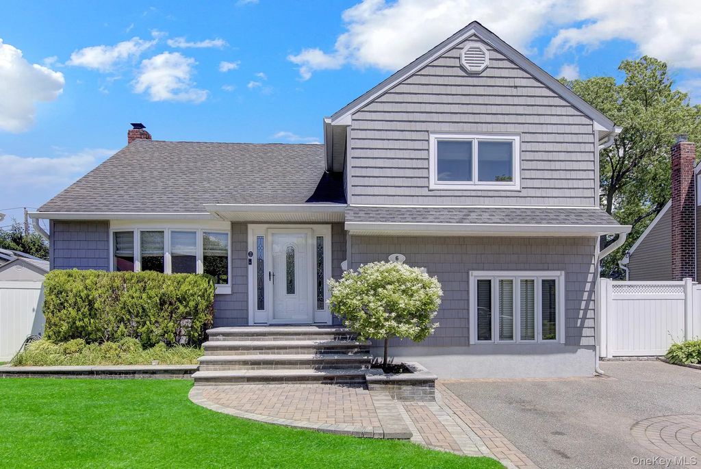 6 Oxford Avenue, Massapequa