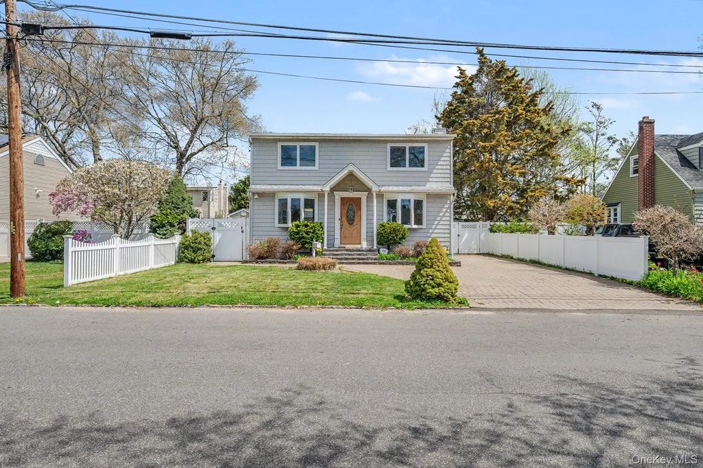 408 N Broome Avenue, Lindenhurst