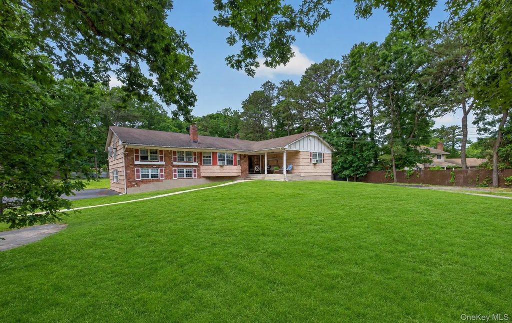 10 Otsego Avenue, Dix Hills