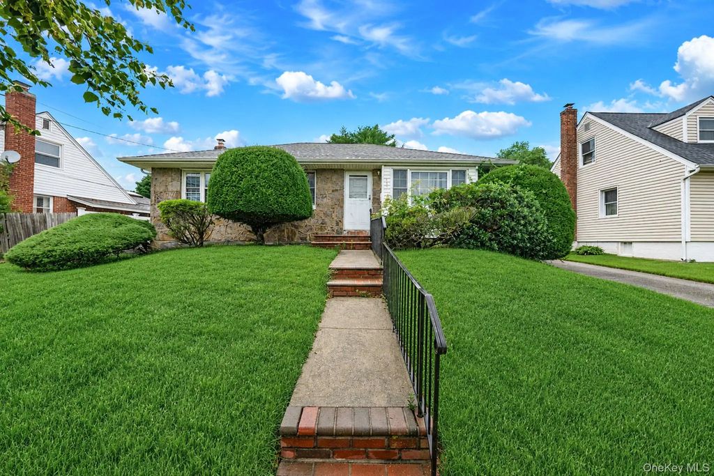 107 W Walnut Street, Farmingdale