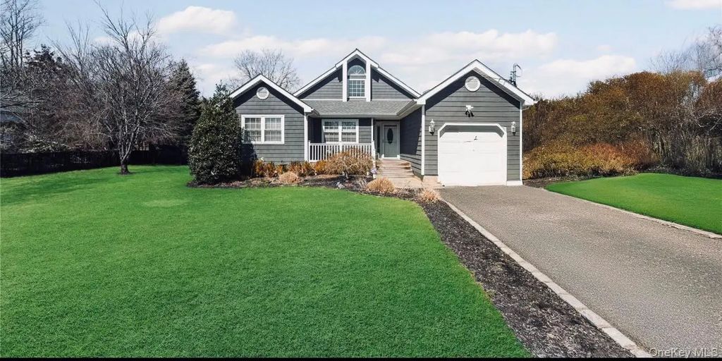 17 Woodlawn Avenue, East Moriches