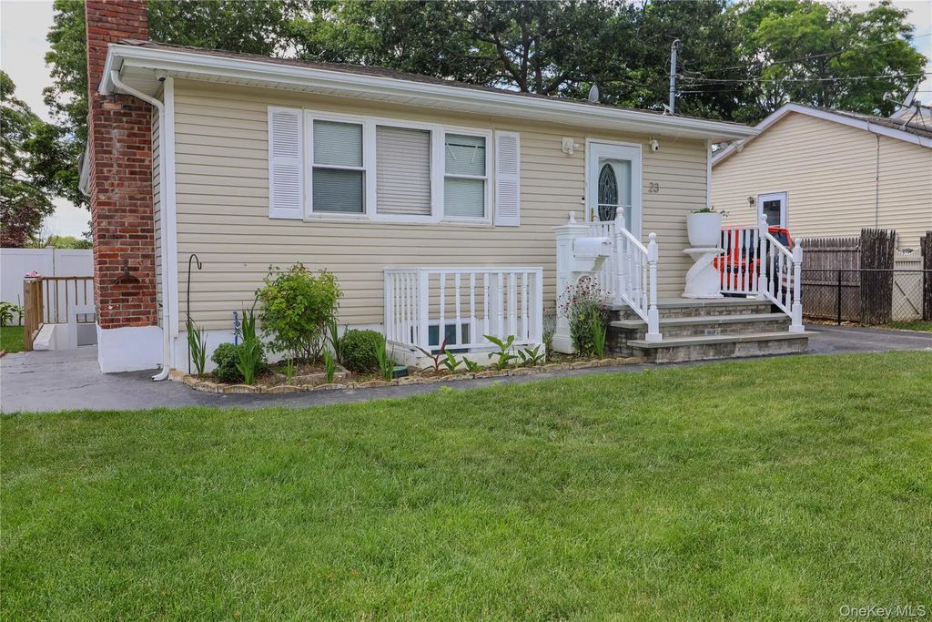 23 Peters Boulevard, Central Islip