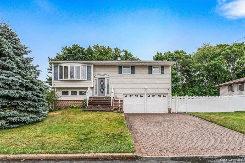 194 Missouri Avenue, Bay Shore