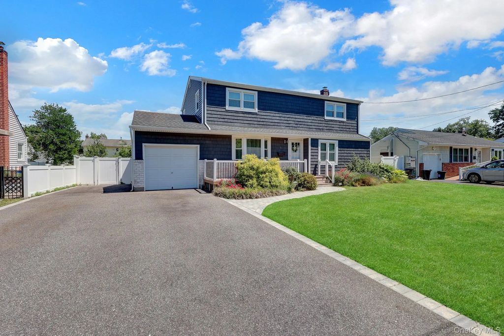 16 Heath Lane, East Northport