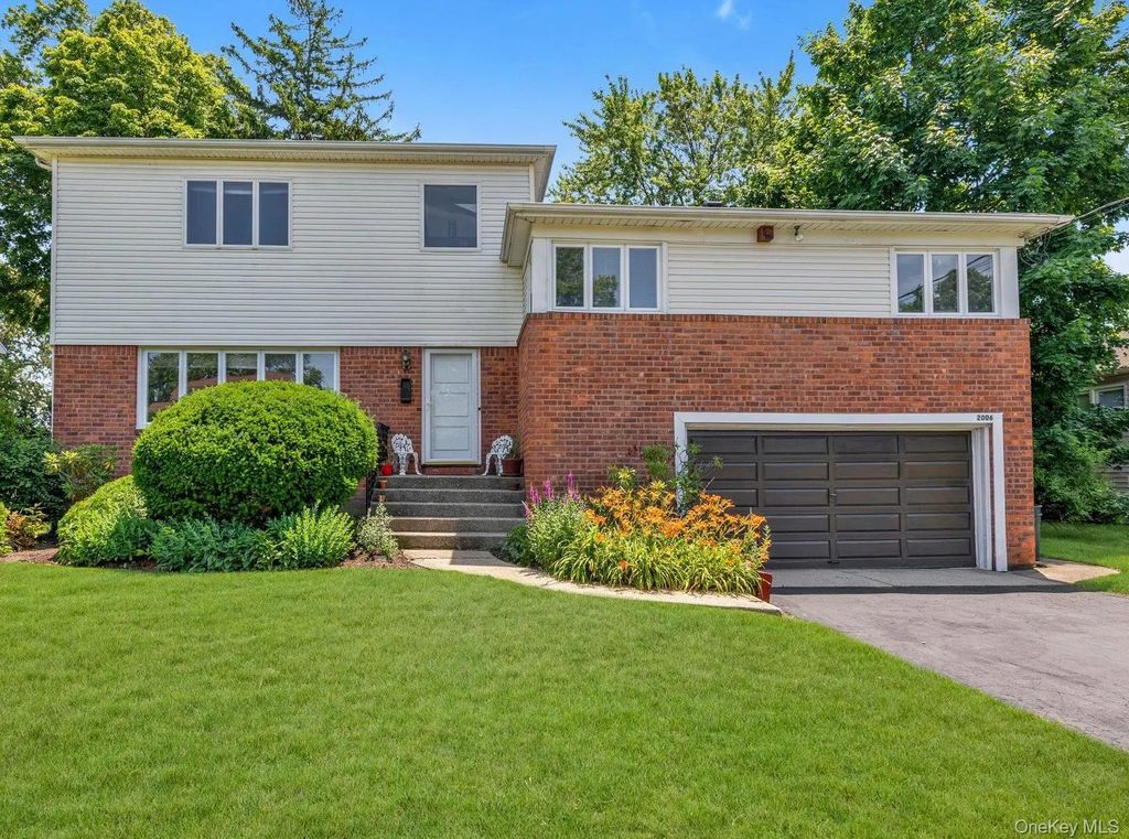 2006 Norshon Road, Merrick