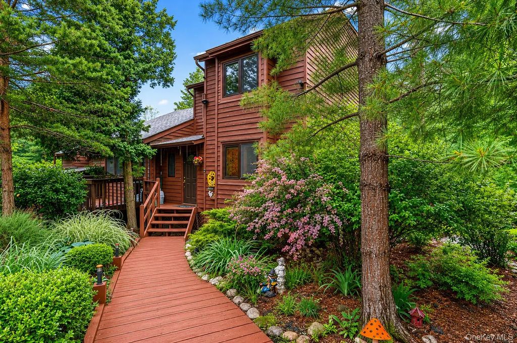 53 Meadowlark Lane, Woodridge
