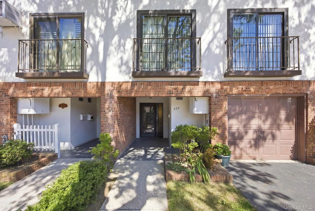 425 Schorr Drive, College Point
