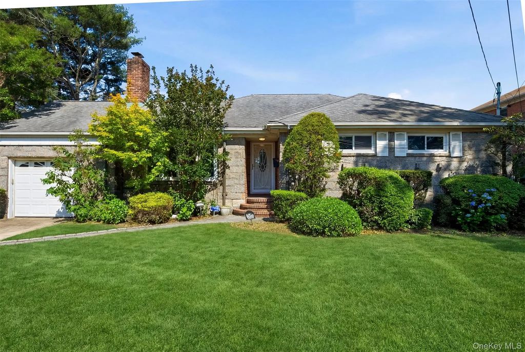 169 Landau Avenue, Floral Park