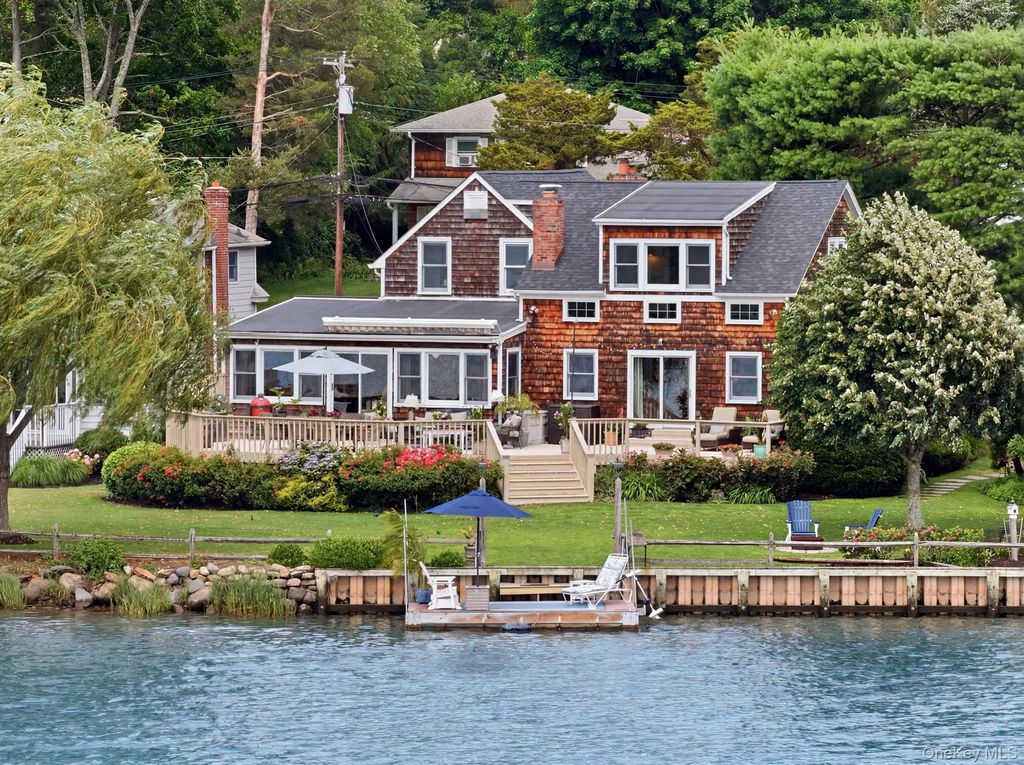 33 Prospect Road, Centerport