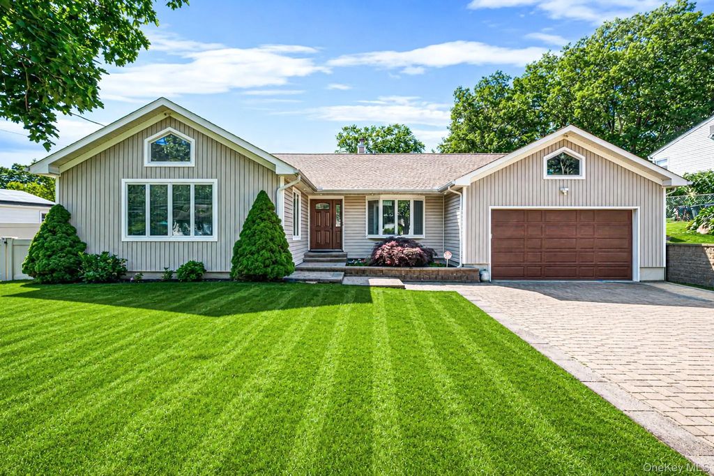 158 Saint Nicholas Avenue, Smithtown