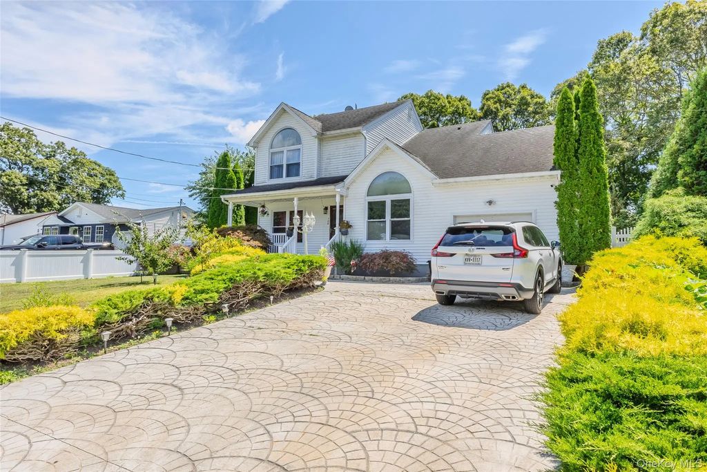 106 Chanel Drive E, Shirley