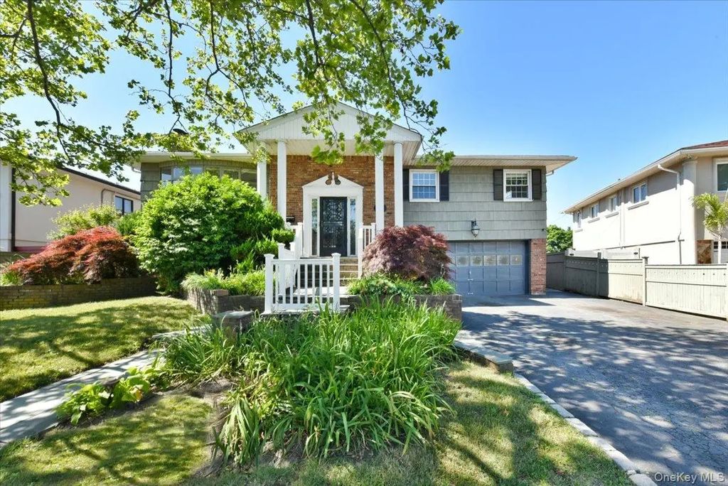 687 Golf Drive, North Woodmere