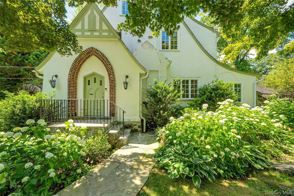 42 Knollwood Drive, Larchmont
