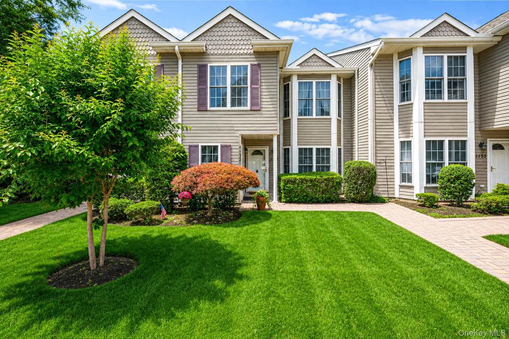 1130 Savoy Drive, Melville