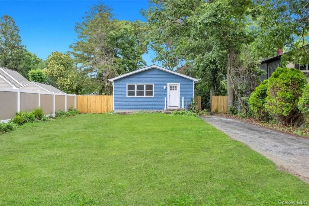 438 Auborn Avenue, Shirley