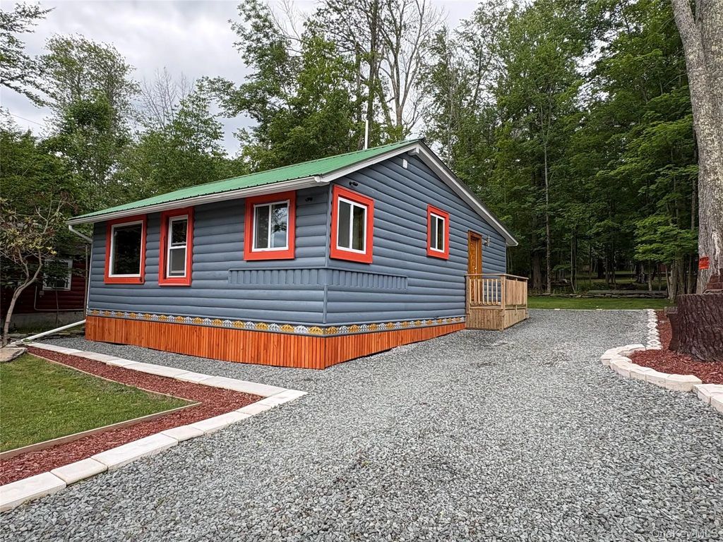 15 W Delaware Place, Bethel