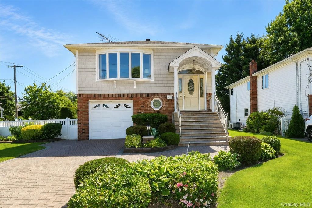 49 Lee Avenue, Albertson