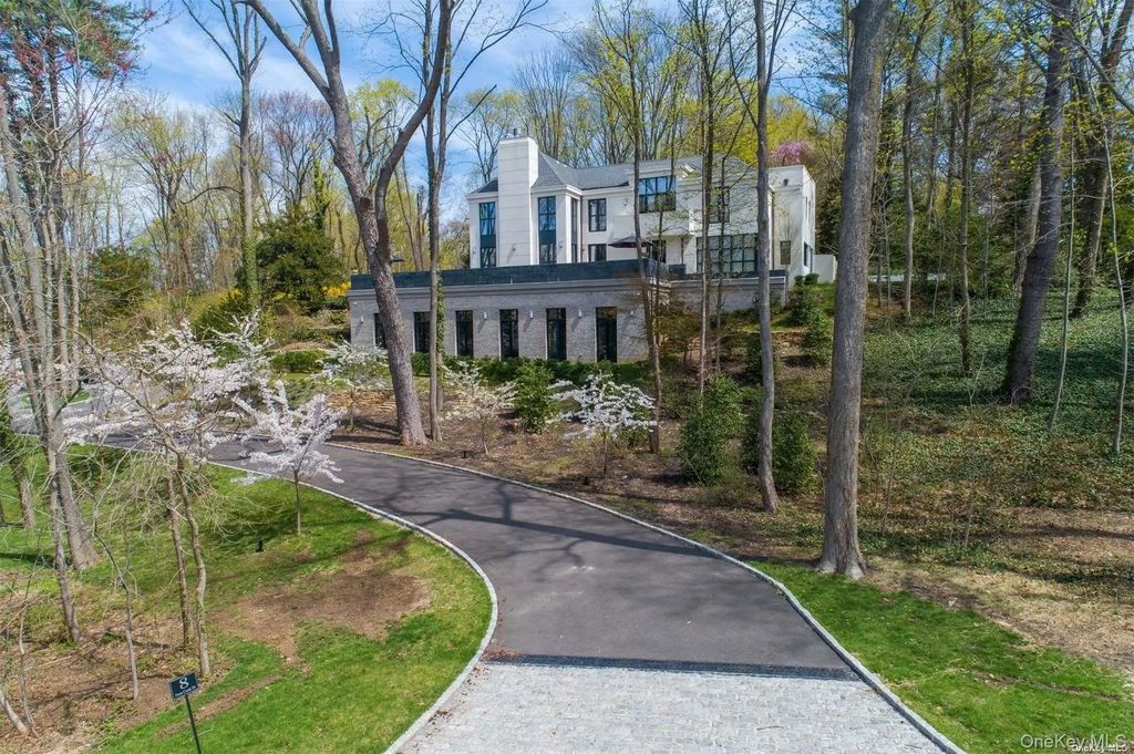 8 Frost Creek Drive, Locust Valley