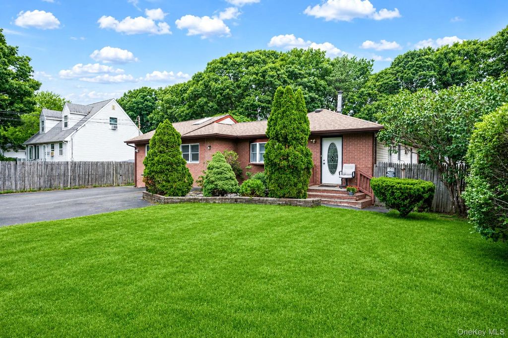 119 Chanel Drive E, Shirley