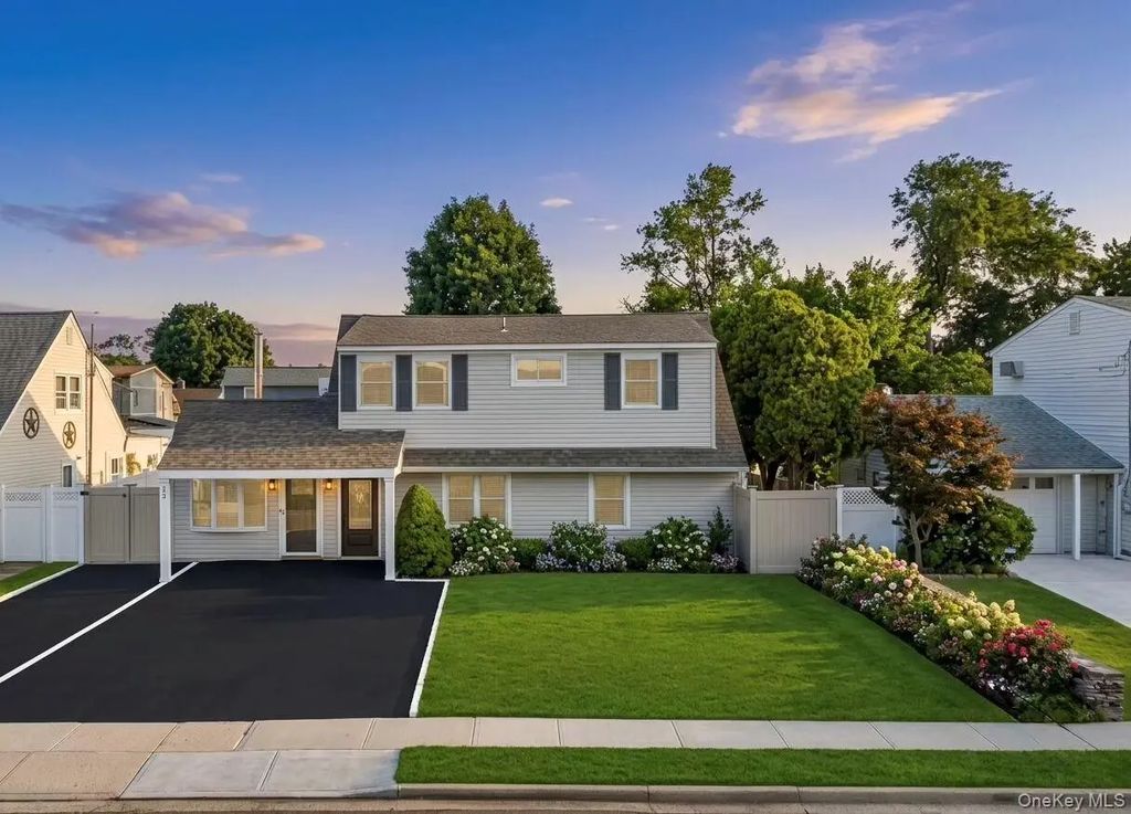 26 Picture Lane, Hicksville
