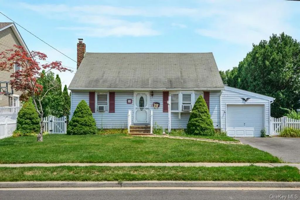 18 Plymouth Road, Massapequa