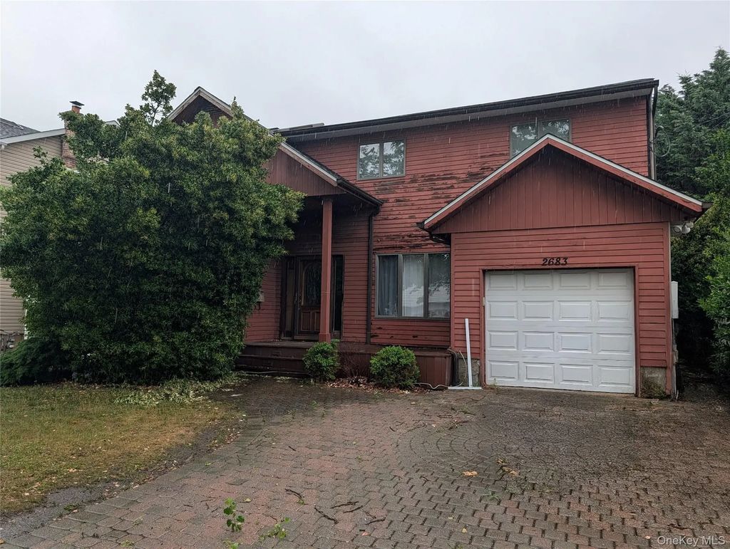 2683 S Saint Marks Avenue, Bellmore