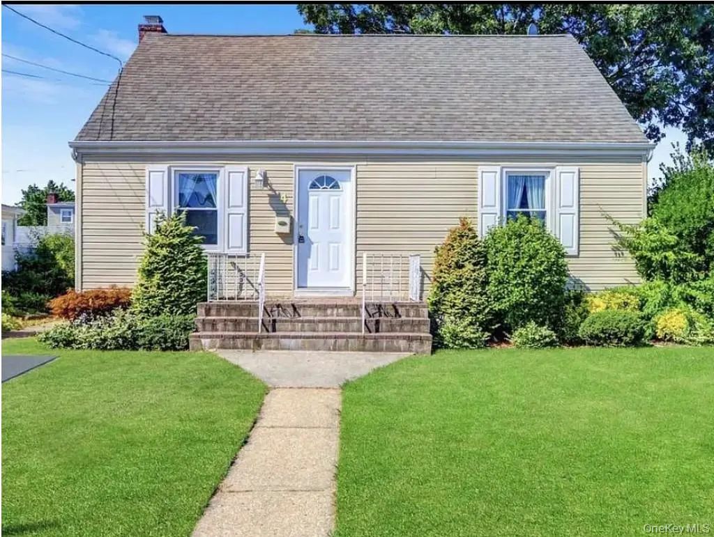 4 West Court, Bethpage