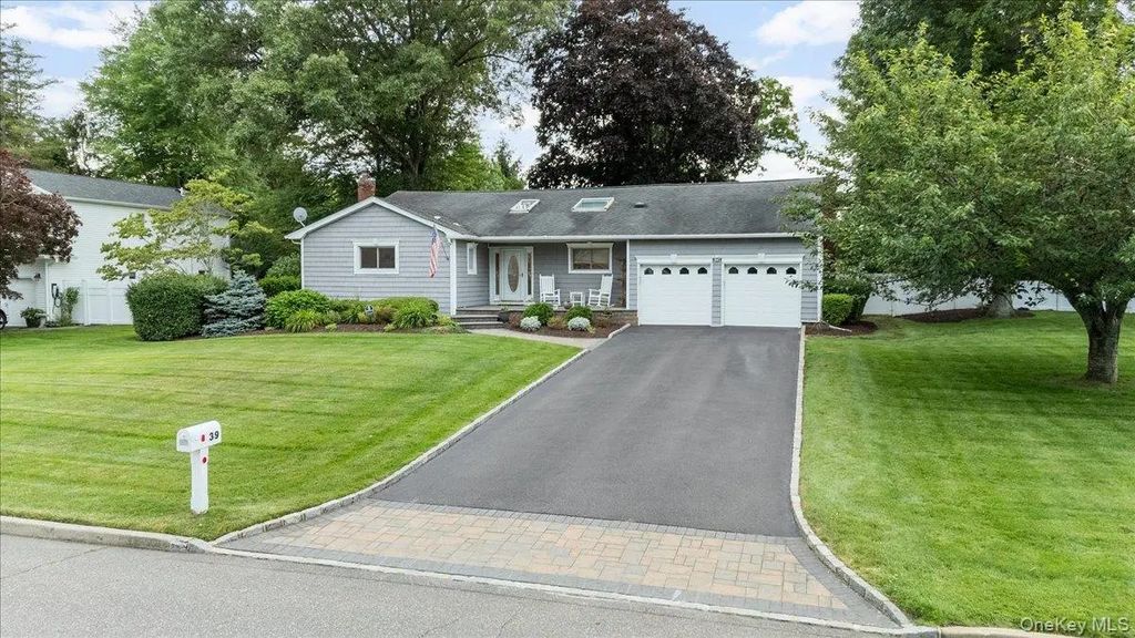 39 Merrivale Drive, Smithtown