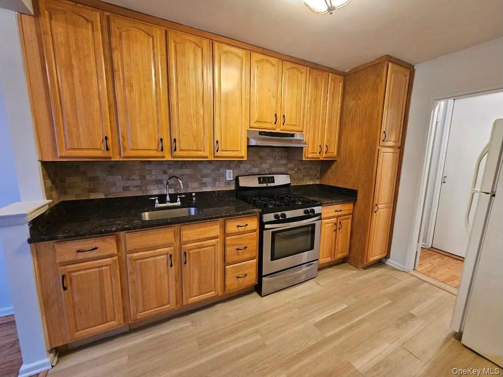 151-05 Cross Island Parkway # 3e, Whitestone