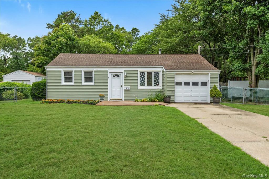 1580 N Gardiner Drive, Bay Shore