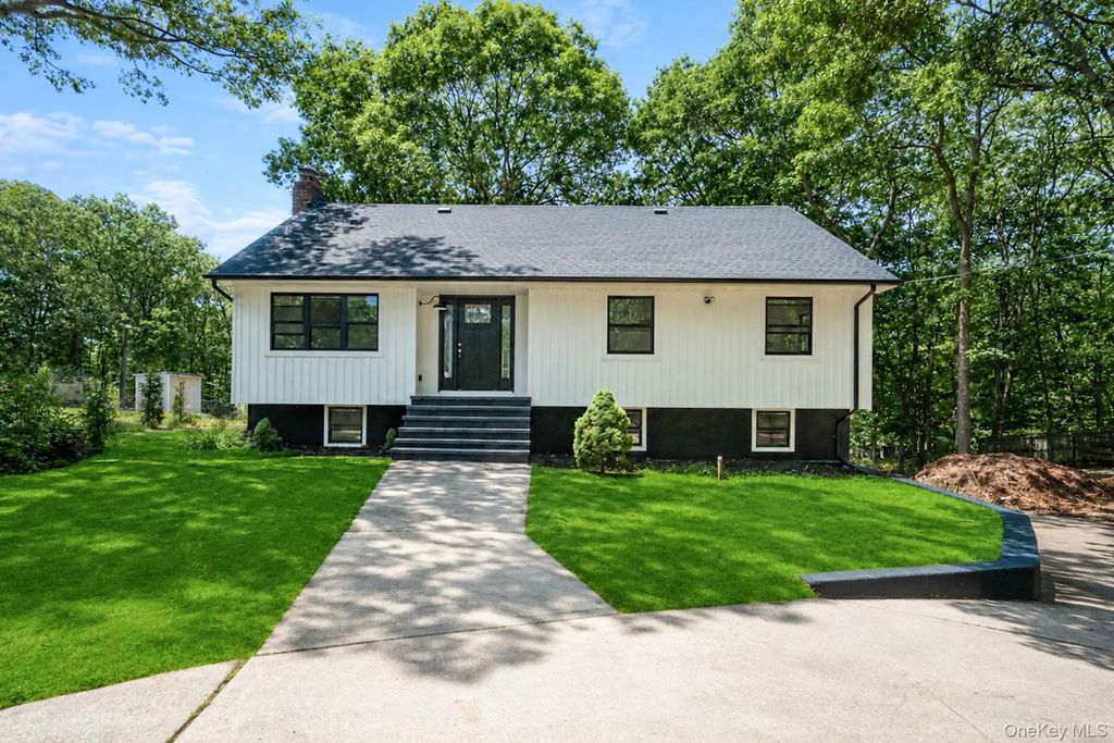 465 Helene Avenue, Shirley