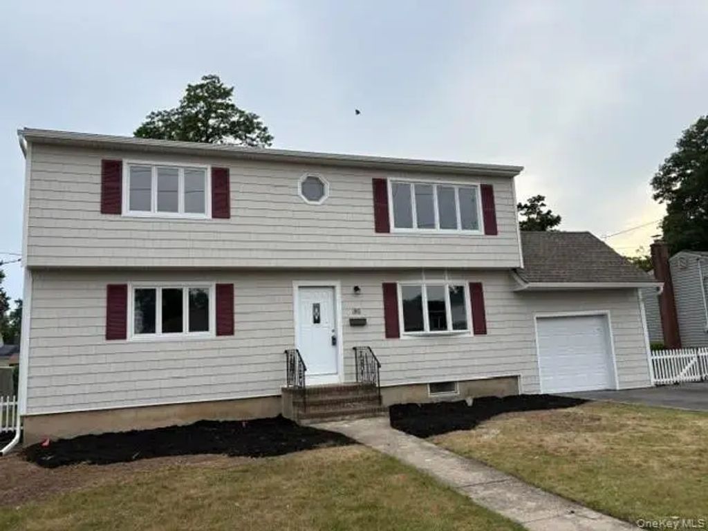 381 N Clinton Avenue, Lindenhurst