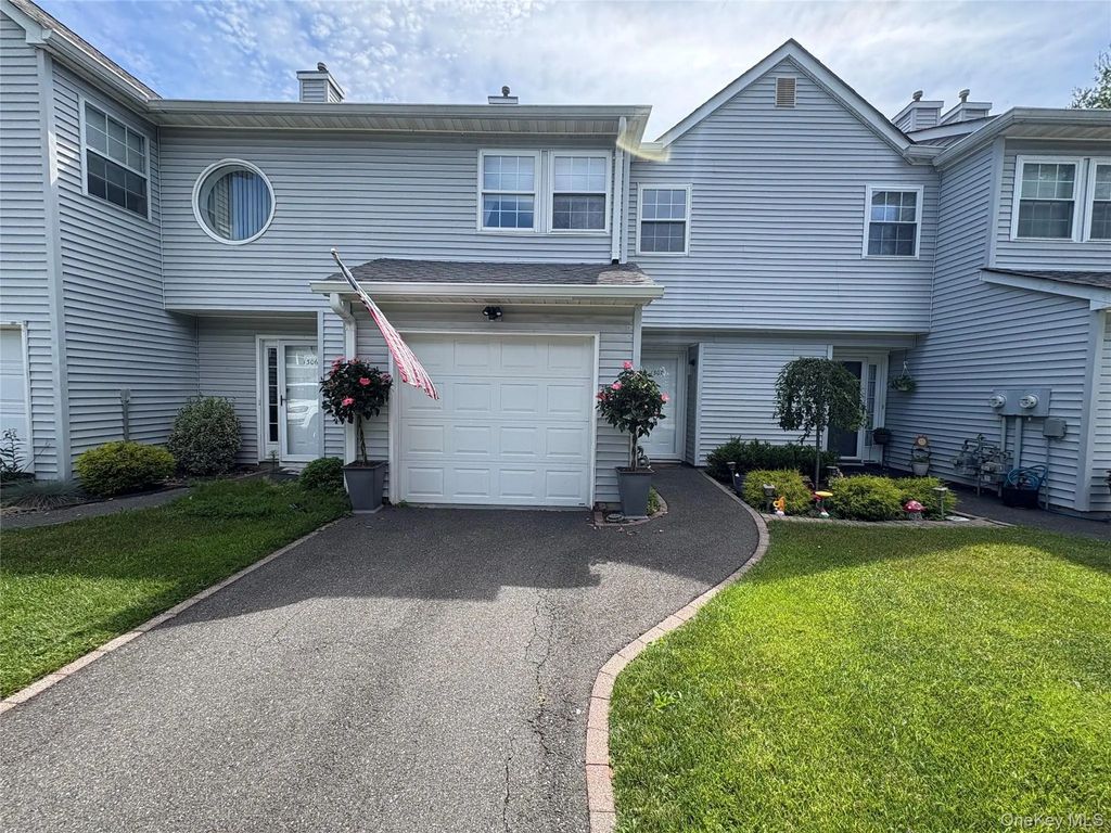 1307 Sara Circle, Port Jefferson Station