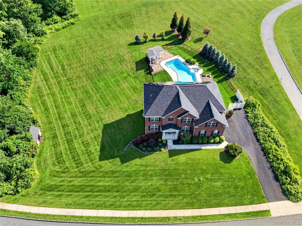 33 Luthien Forest Road, New Windsor