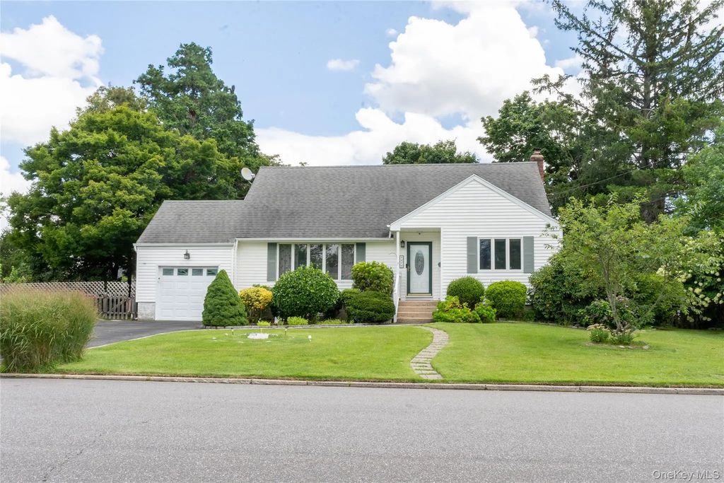 127 Suffolk Avenue, West Babylon