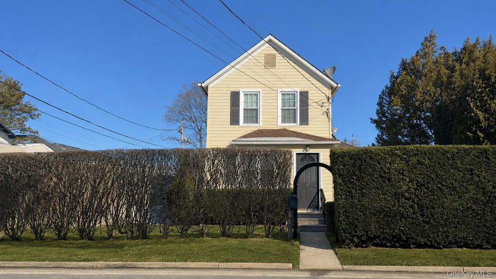 42 Whitney Avenue, Syosset