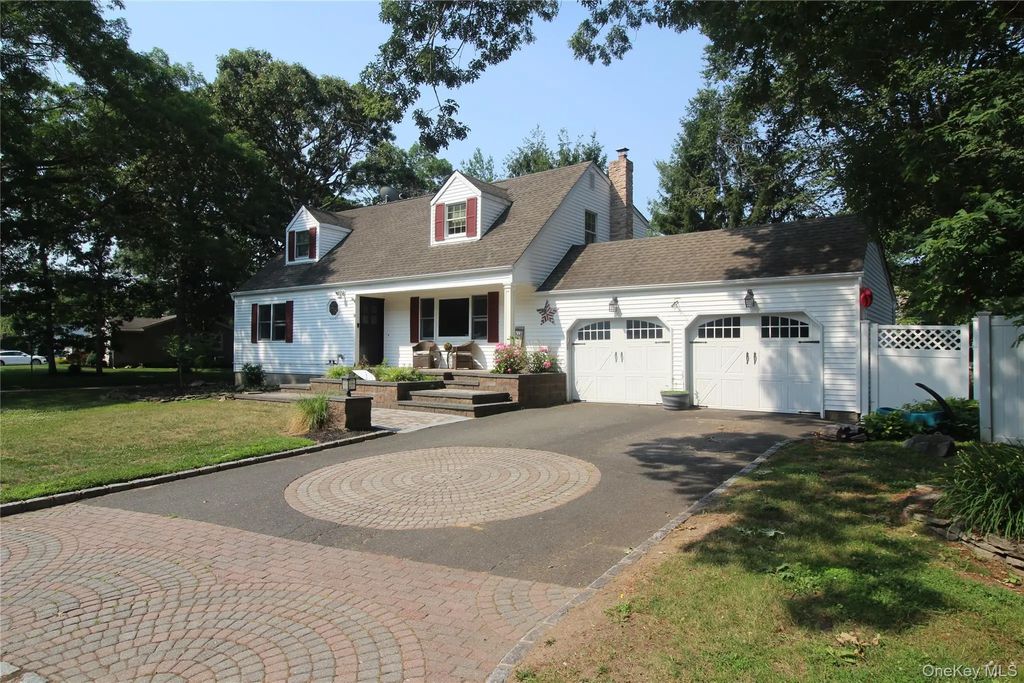 8 Woodbury Road, Farmingville