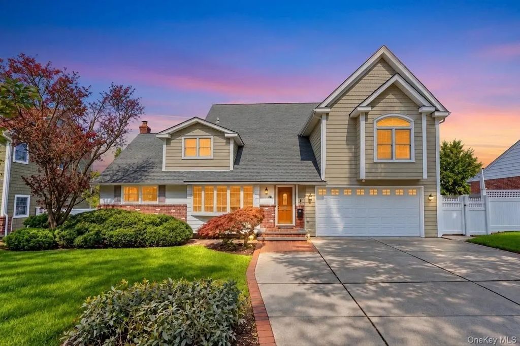 43 North Drive, Westbury